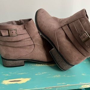 🔥Bamboo Brand women’s ankle boots- size 8.5 brown suede